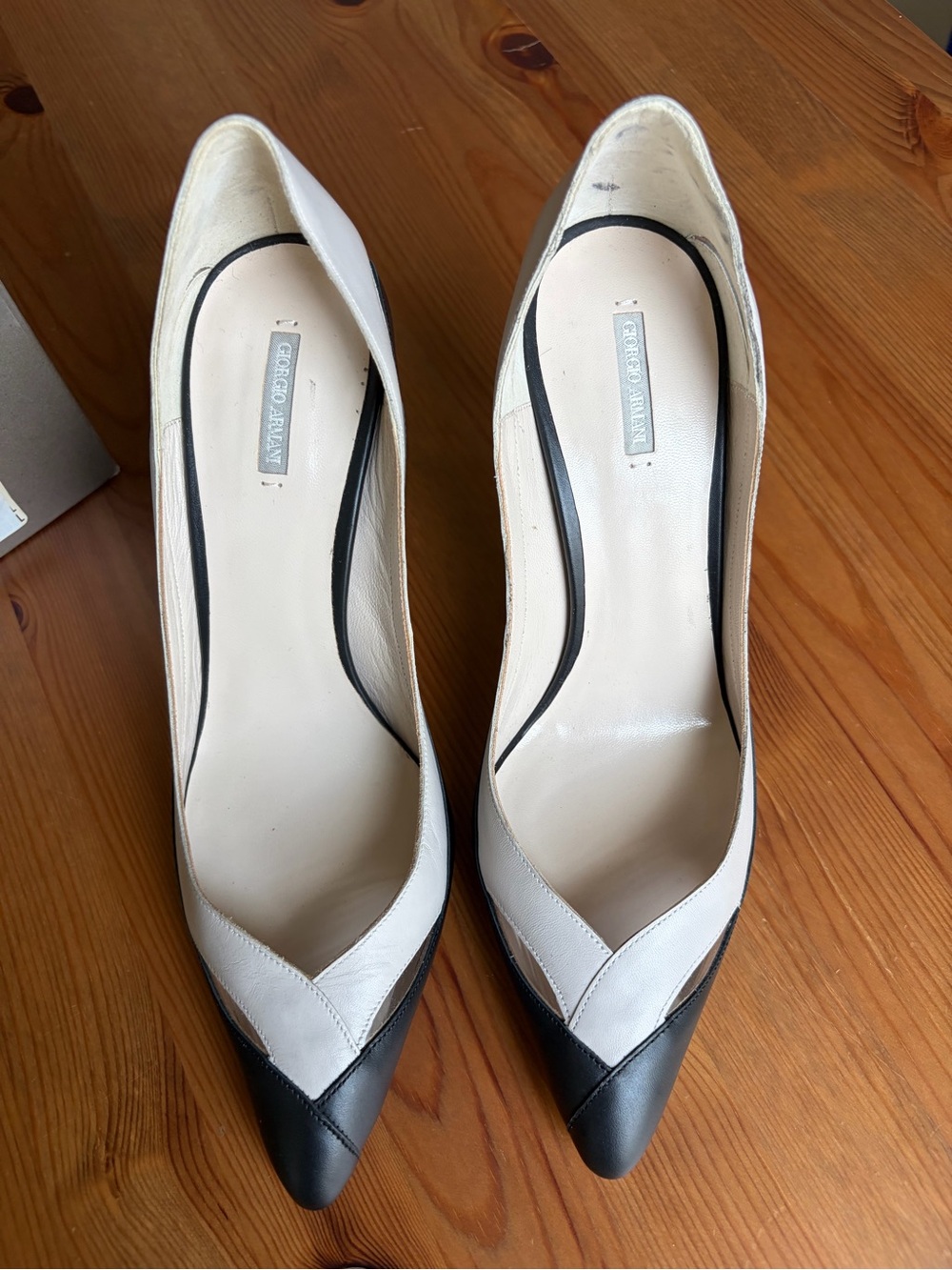 New w box Giorgio Armani Leather Beige Black Pointed Toe Pumps Heels 39.5 US 9